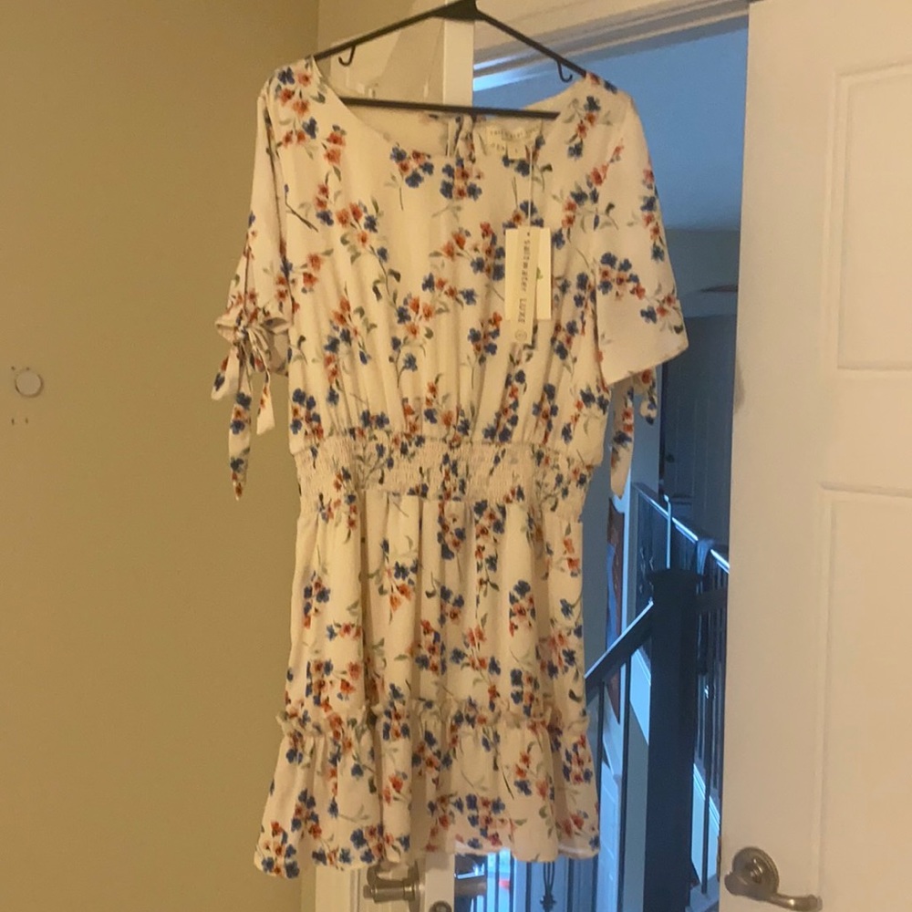 Never worn size L cream floral super cute dress.
